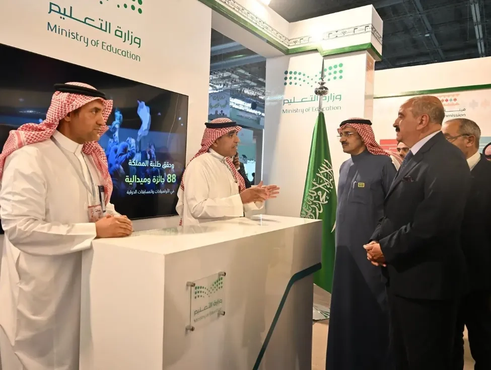 Tunisian Foreign Minister Visits Saudi Pavilion at Tunis Book Fair