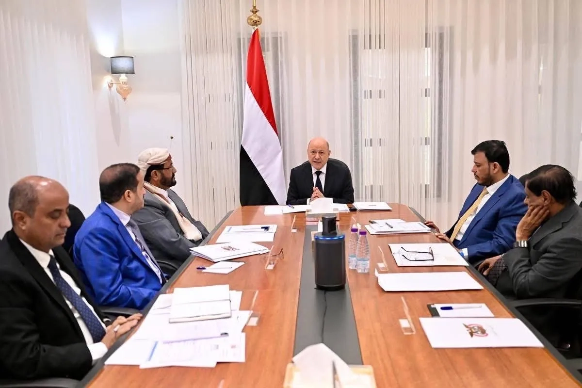 «الرئاسي اليمني» يؤكد جاهزية المواني المُحرَّرة لاستقبال الوقود