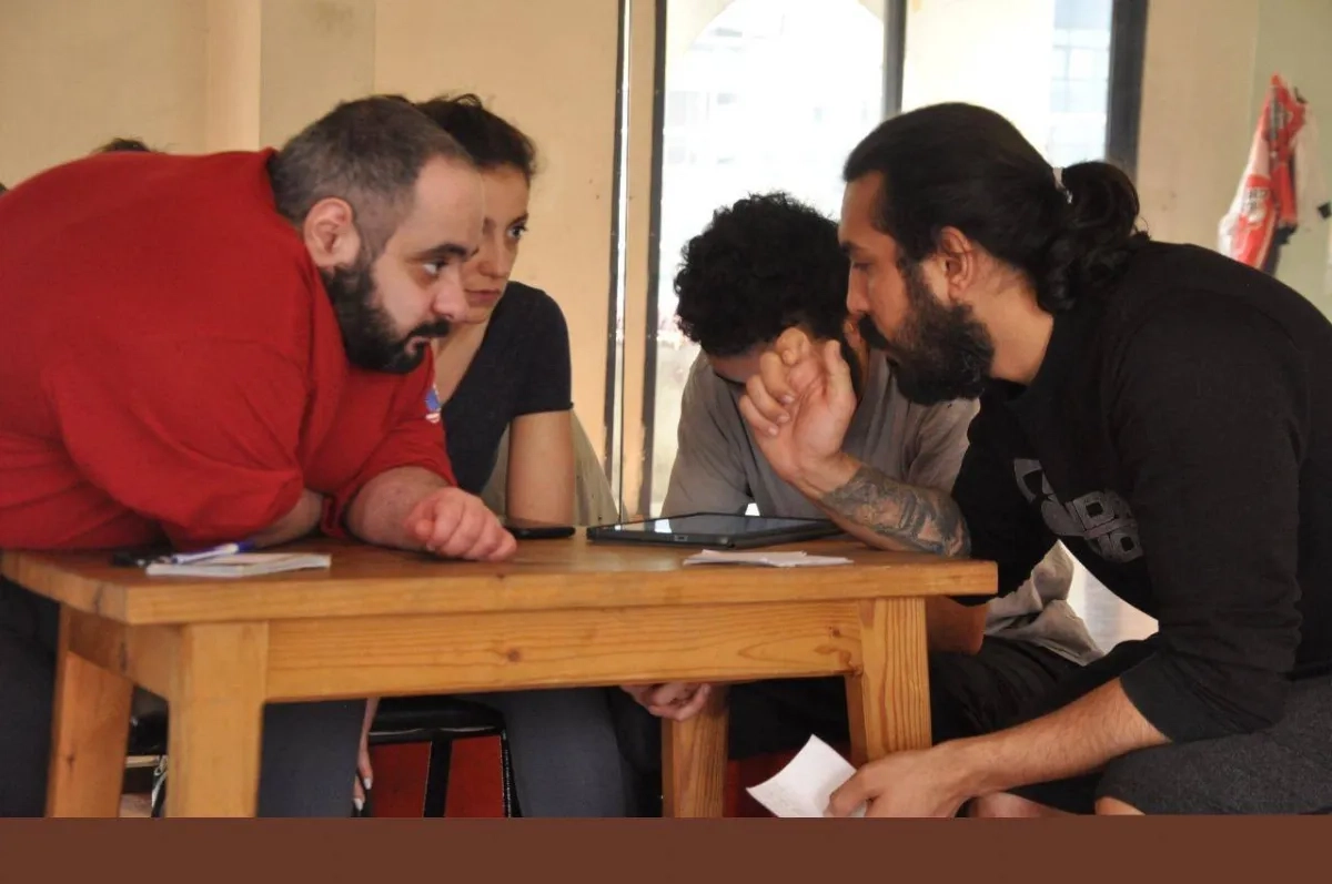 «فولي بوكد»... ترفيهية كوميدية هدفها المسؤولية