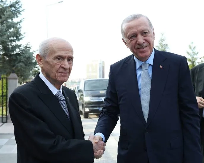 المعارضة التركية تتمسك بانتخابات مبكرة... وإردوغان يبحث عن «الإنقاذ بالدستور»
