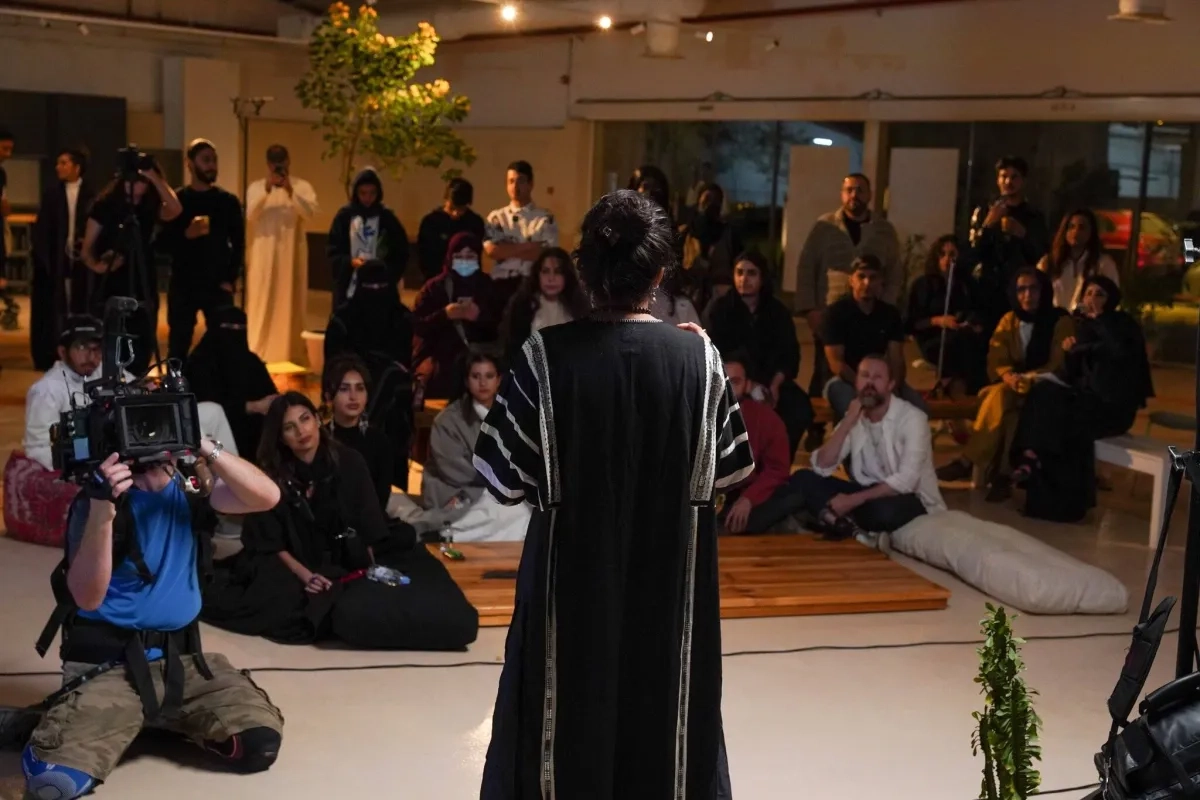 الفنانة السعودية تارا الدغيثر... حارسة الصوت وناسجة الذاكرة