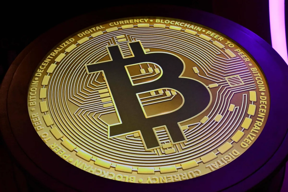 «بتكوين» تتجاوز 100 ألف دولار لأول مرة منذ فبراير