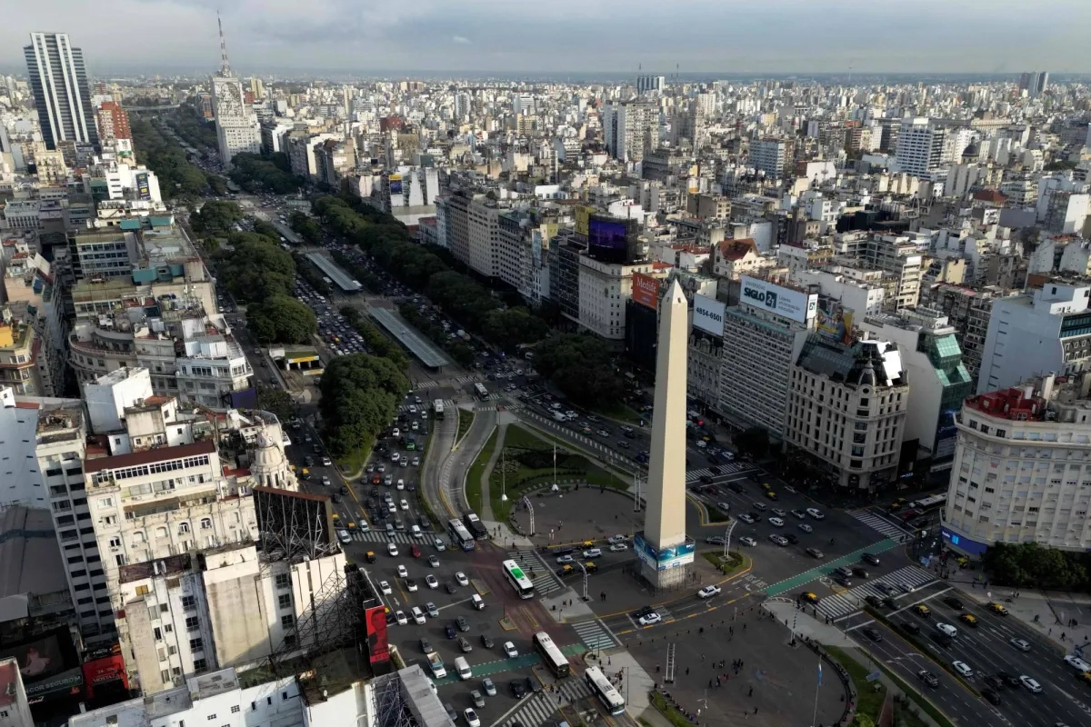 مصعد داخل مسلّة يفتح أفقاً بانورامياً في سماء بوينس آيرس