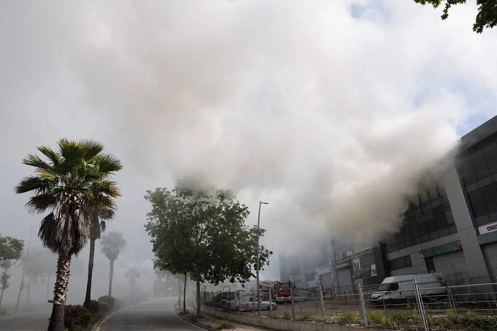 Toxic Cloud Forces 160,000 Spaniards to Stay Inside after Fire