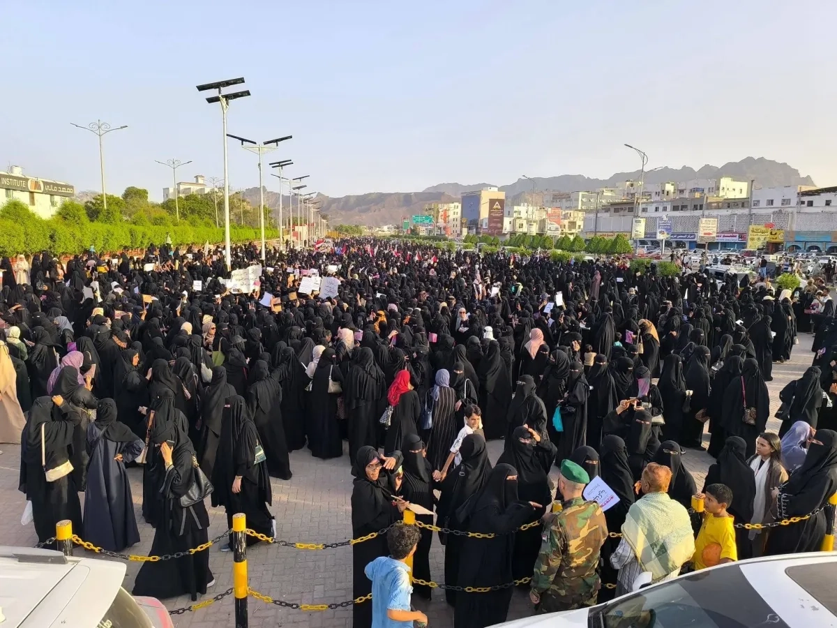 مظاهرة نسائية في عدن احتجاجاً على تردي الخدمات