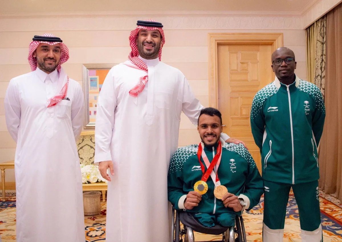 ولي العهد يستقبل الفائز بذهبية باريس البارالمبية عبد الرحمن القرشي