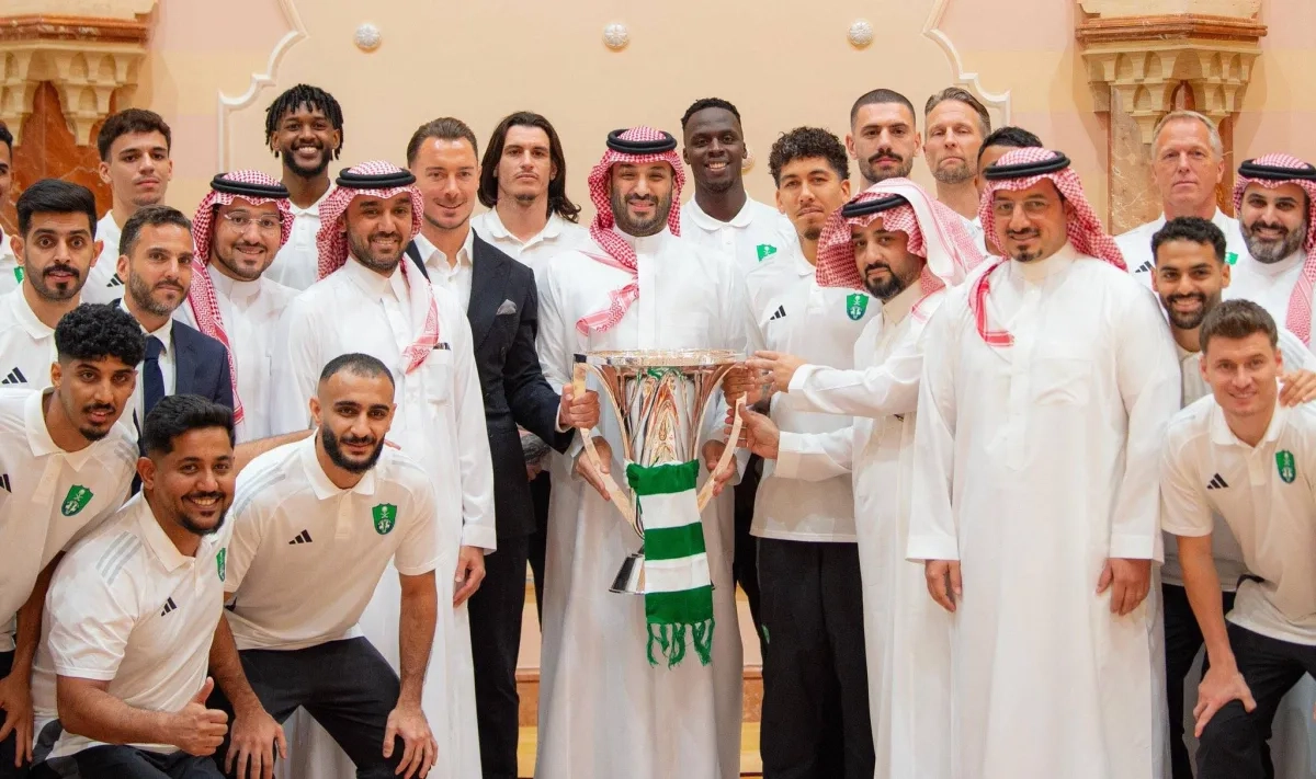 ولي العهد يستقبل الأهلي السعودي بطل كأس دوري النخبة الآسيوي