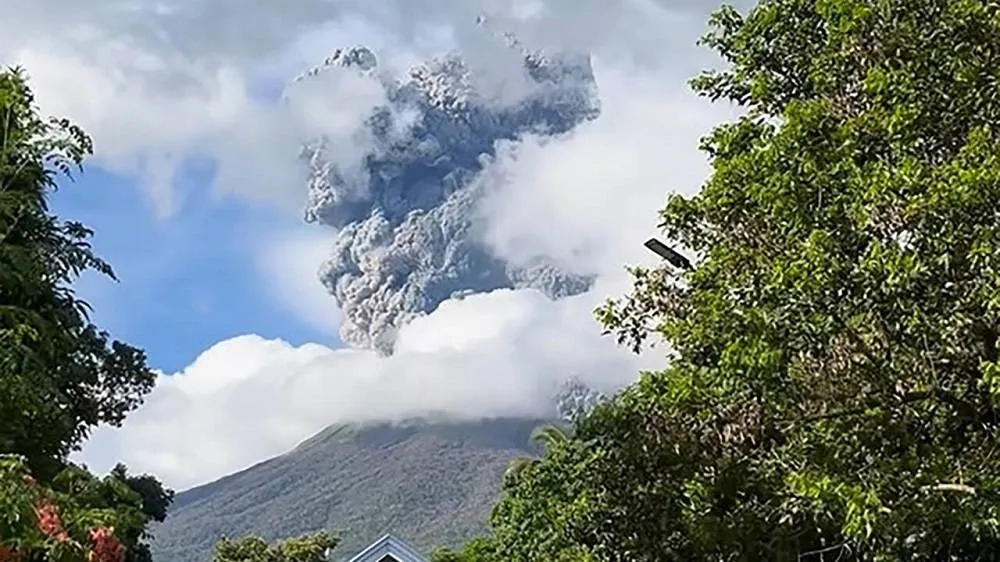 Volcano in Philippines Spews Ash Over a Mile into the Sky