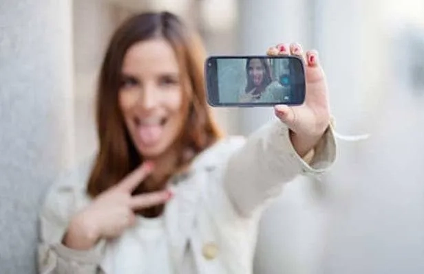 «صورة سيلفي» قد تتنبأ بالعمر البيولوجي وفرص النجاة من السرطان