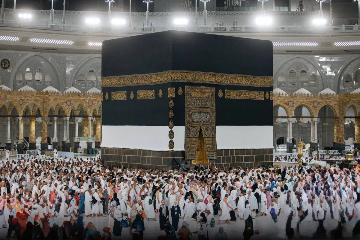 11 رافعة تحمي كسوة الكعبة من التمزق خلال موسم الحج