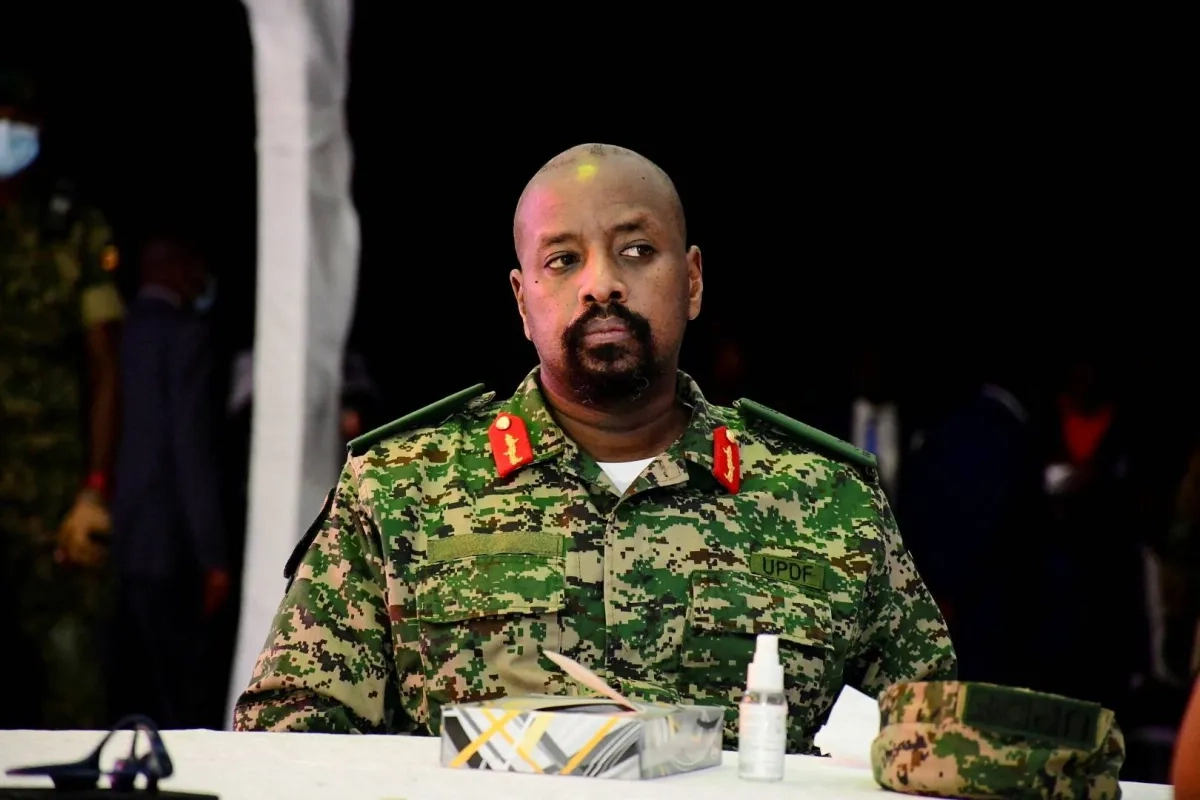 قائد الجيش الأوغندي يهدد بترحيل ناخبين يقترعون ضد والده الرئيس