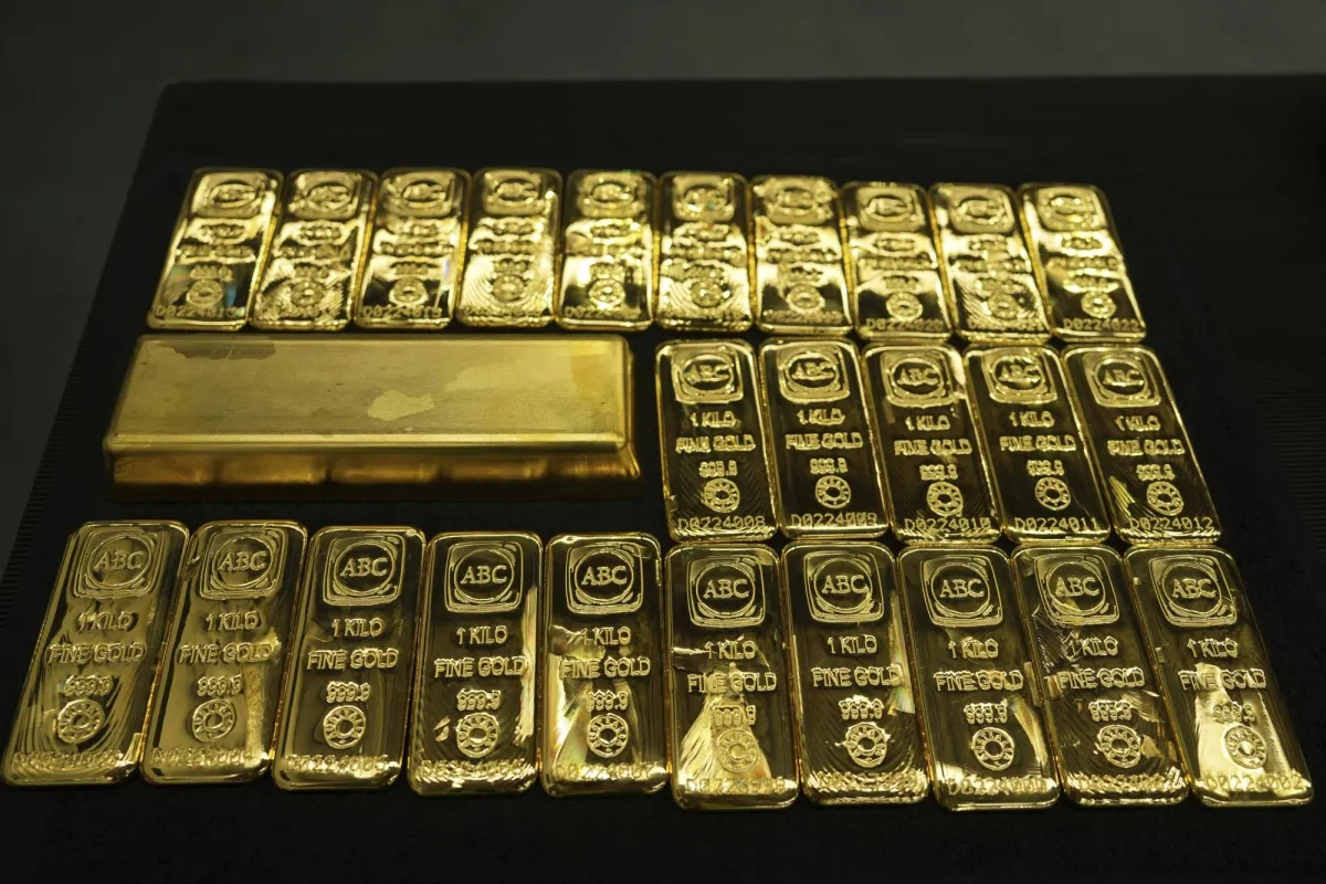 Gold Slips, Heads for Worst Week in Six Months on Easing Trade Tensions