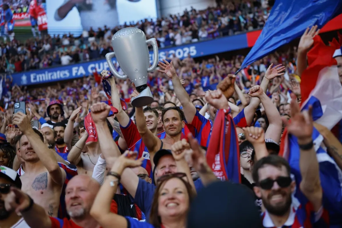 هل أعاد كريستال بالاس الجماهير الحقيقية إلى الدوري الإنجليزي؟