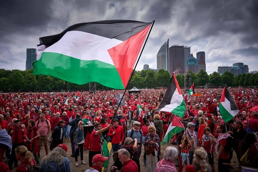Tens of Thousands Protest in The Hague Against Gaza War