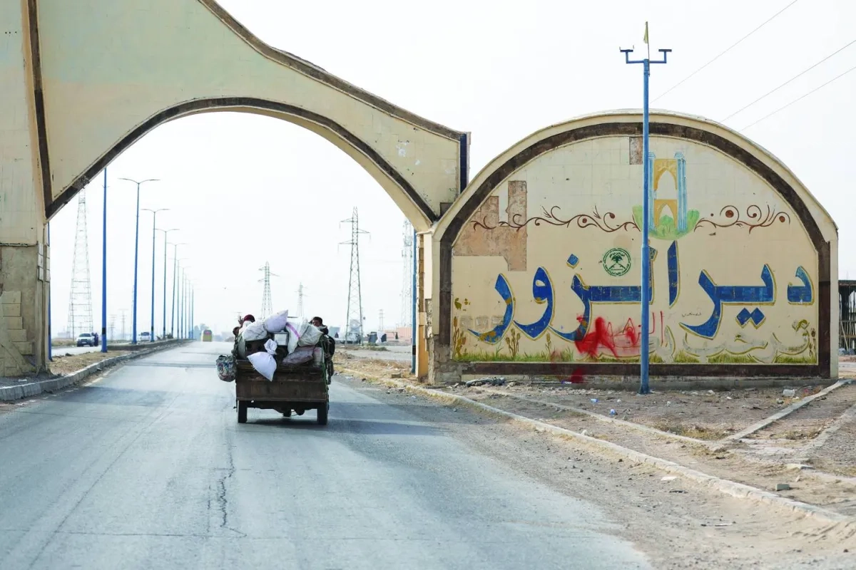 مقتل 3 على الأقل في انفجار بمركز شرطة في شرق سوريا
