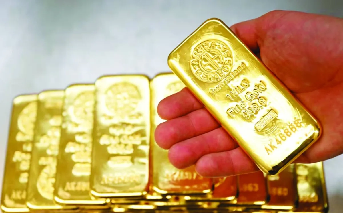 الذهب يبدأ الأسبوع على ارتفاع مع تراجع الدولار وتجدد التوترات التجارية