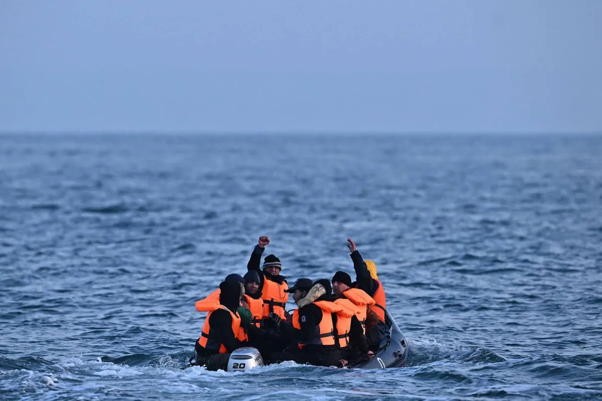 1 Person Dies When a Boat Overloaded with Migrants Sinks in the English Channel