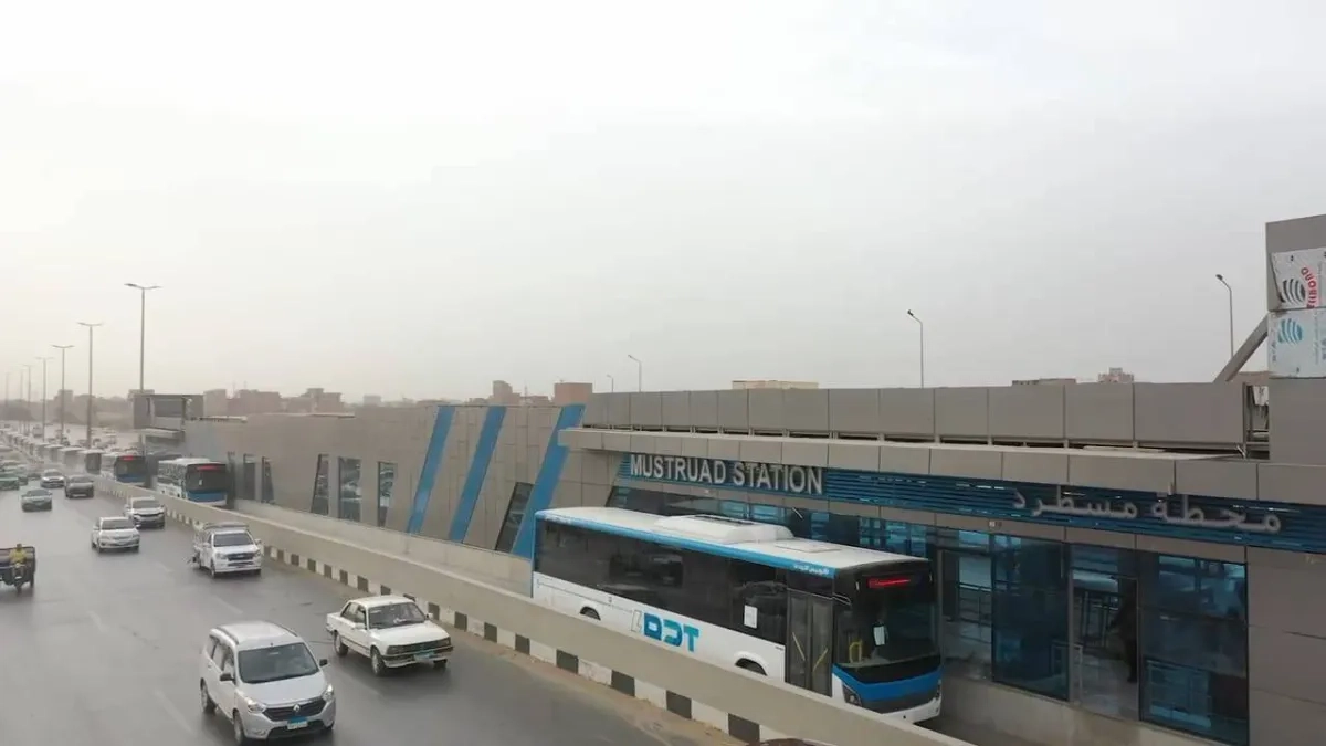 الحكومة المصرية تحاصر «فوضى الميكروباص» بـ«الأتوبيس الترددي»