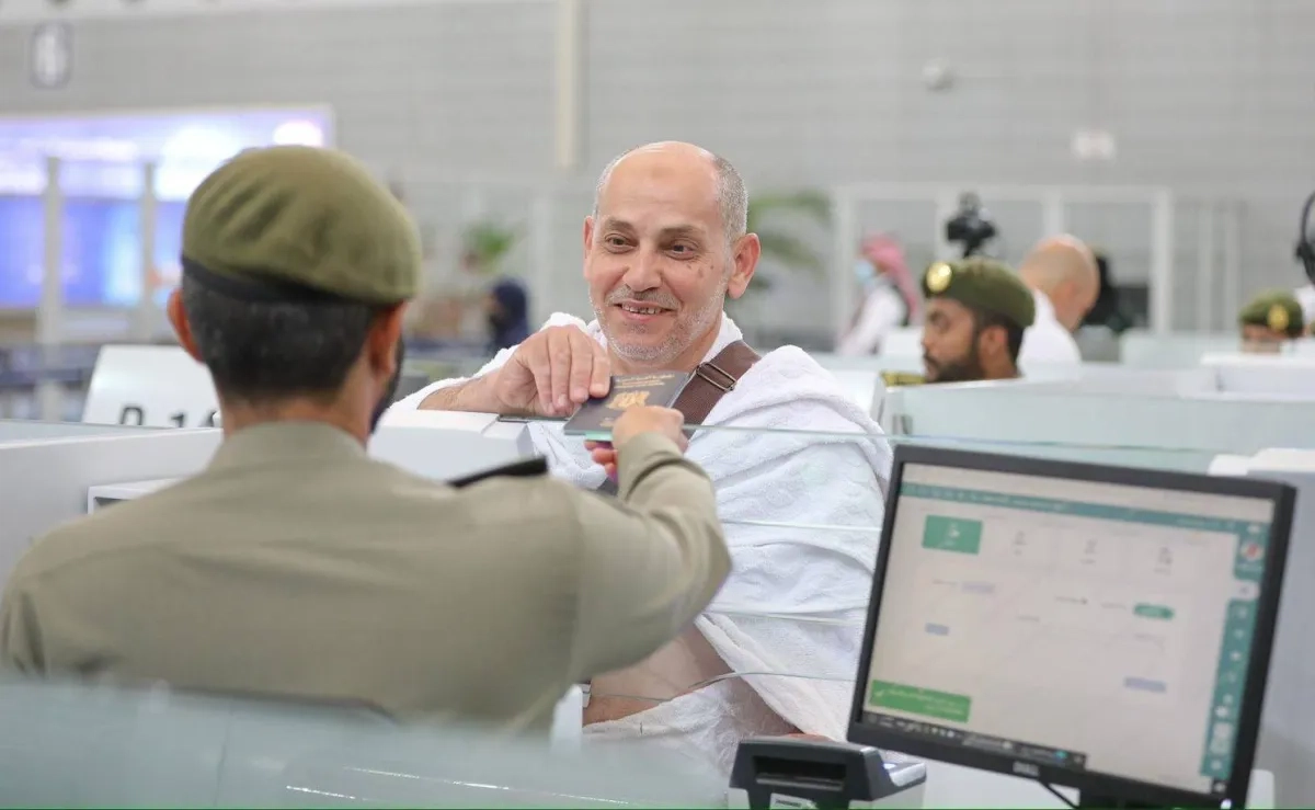 على وقع التكبير والفرح... السوريون يصلون إلى مكة من دمشق مباشرة