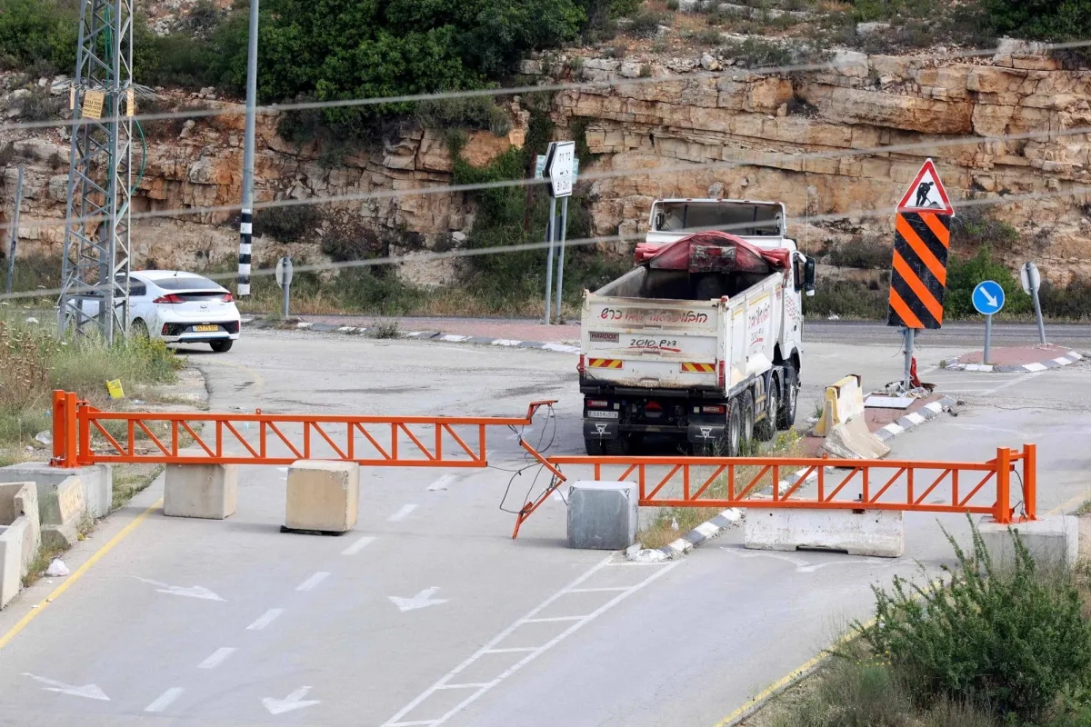 إسرائيل تقطع أوصال الضفة... والفلسطينيون عالقون بين حاجزين وبوابة