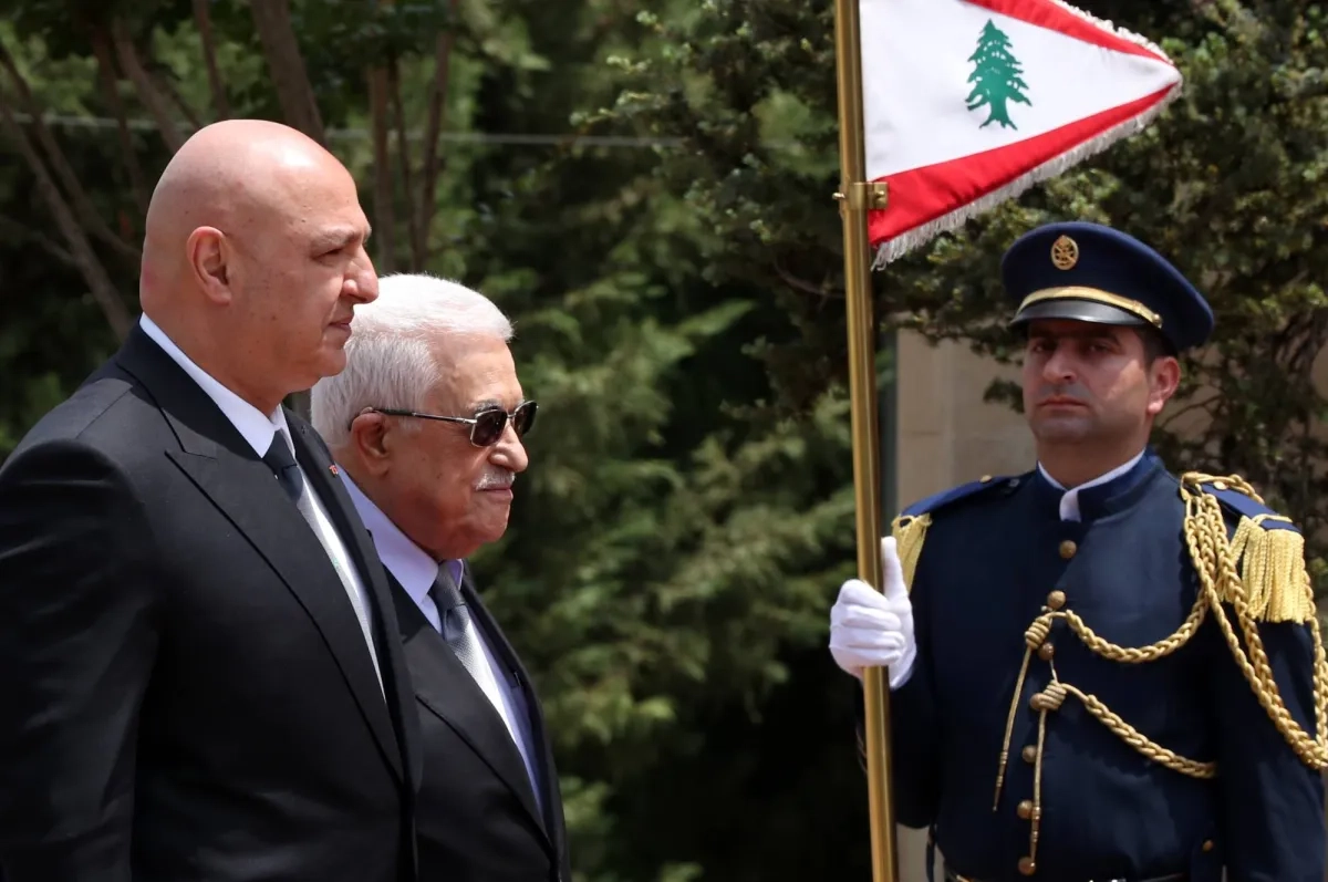 عون وعباس يؤكدان الالتزام بـ«حصرية السلاح» بيد الدولة في لبنان