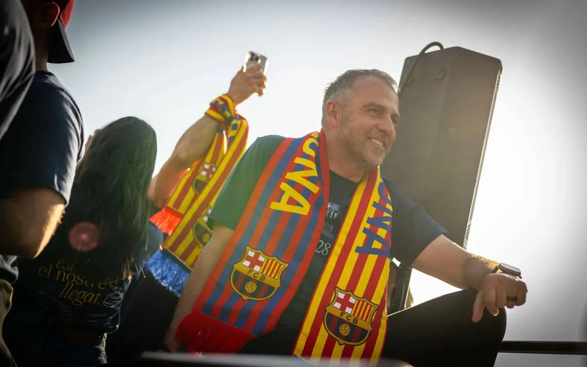 برشلونة يمدد عقد هانزي فليك حتى 2027