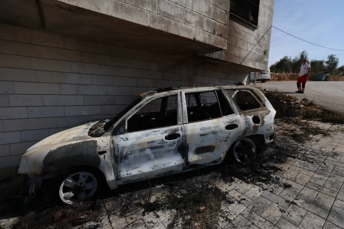 مستوطنون إسرائيليون يضرمون النار في مسجد بالضفة الغربية