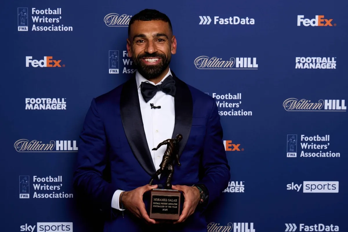 الدوري الإنجليزي: صلاح يتسلم جائزة أفضل لاعب من رابطة الكتاب