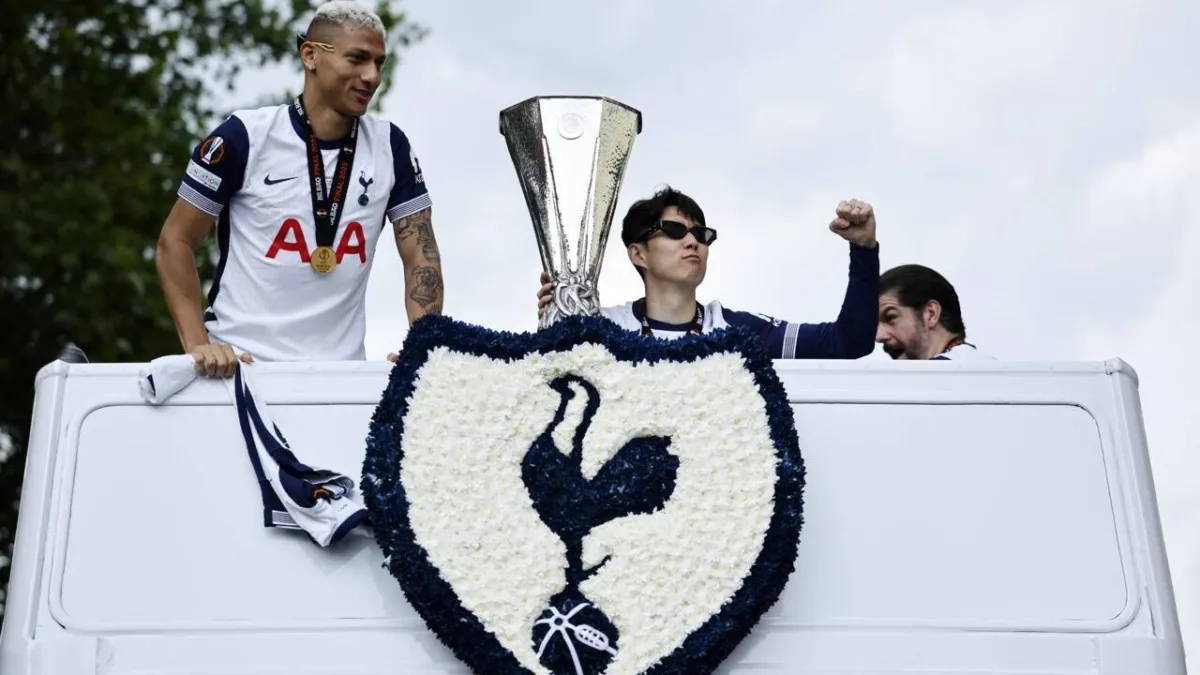 Thousands Hail Spurs' Europa League Heroes in Victory Parade