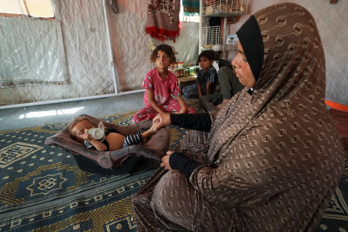 «أَعِد أطفالي بالطعام... وأنا أكذب»... يوميات أسرة غزاوية وسط المجاعة