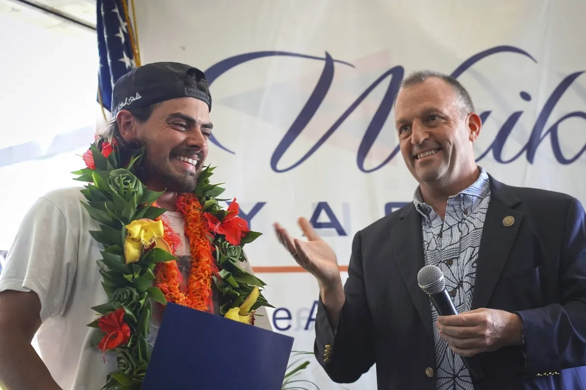 Oregon Man who Quit Job to Set Sail with his Cat Arrives to Cheering Fans in Hawaii