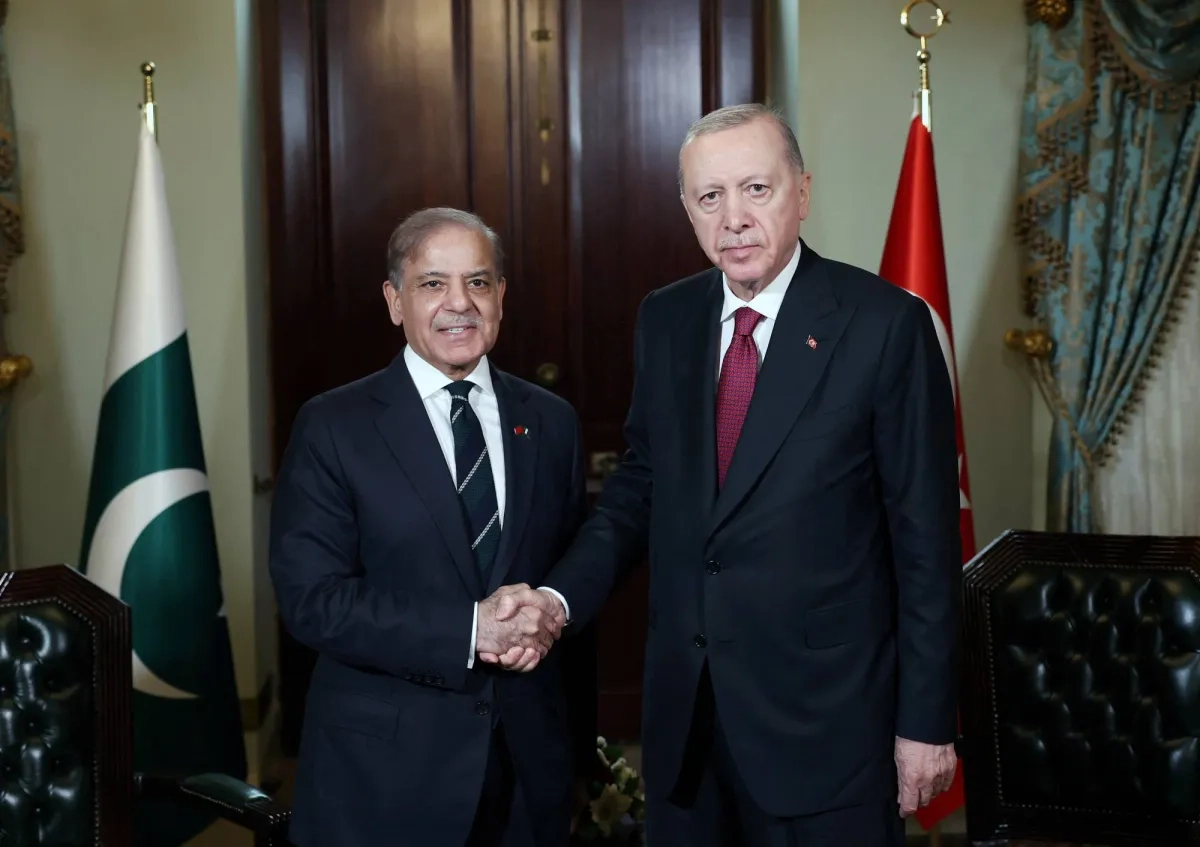 إردوغان يلتقي برئيس وزراء باكستان شهباز شريف في إسطنبول