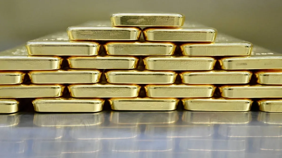 Gold Edges Lower as Trump Extends EU Tariff Deadline