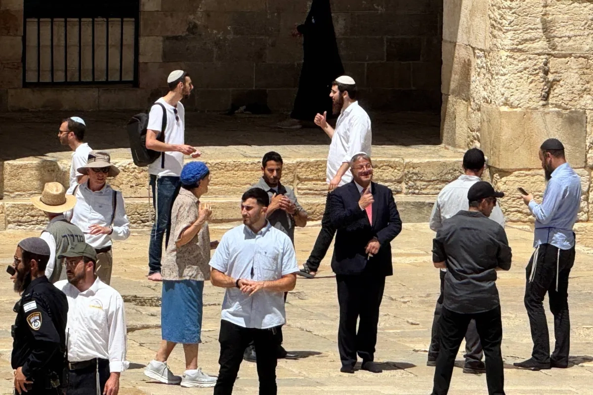 بن غفير وألف مستوطن يقتحمون باحات المسجد الأقصى