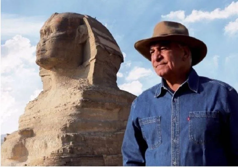 ظهور زاهي حواس مع المذيع الأميركي جو روغان يثير جدلاً في مصر