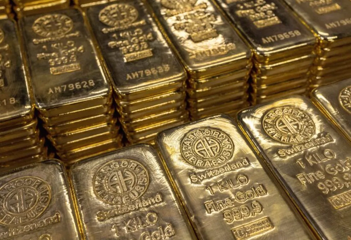 Gold Falls as Firmer Dollar Adds to Pressure of Softened US Trade Stance