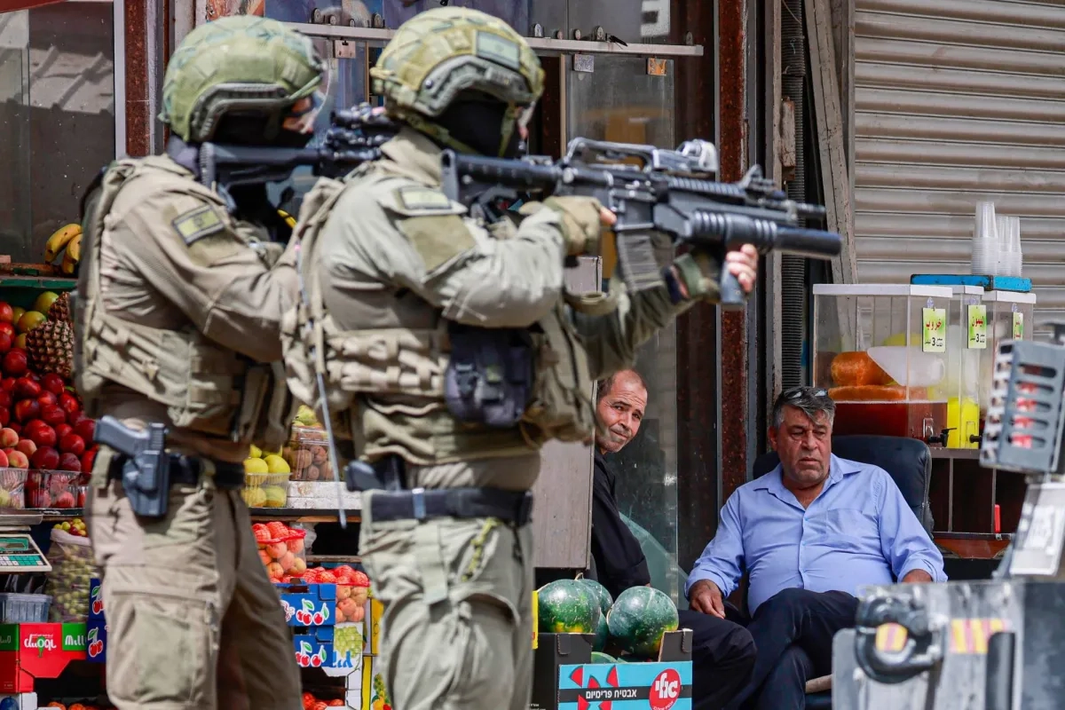 Israeli Forces Raid Money Exchange Companies in West Bank