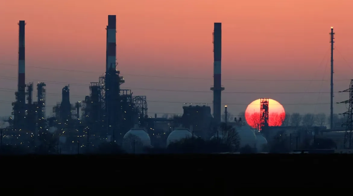 Oil Set for Second Weekly Decline as Market Eyes another OPEC+ Output Hike