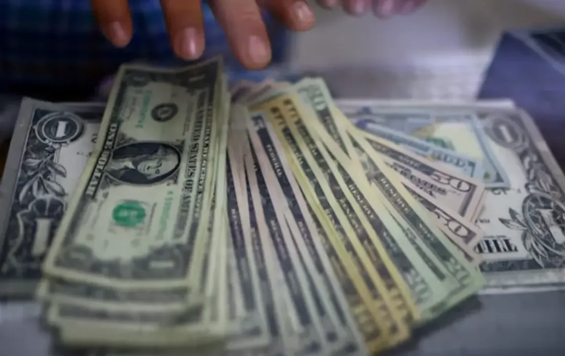 Gold Falls, US Dollar Strengthens Ahead of Key US Inflation Data
