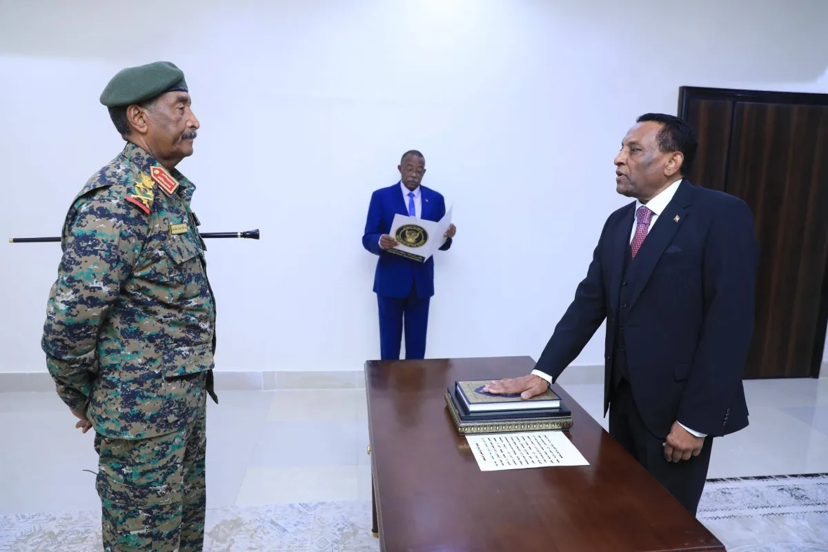 السودان: كامل إدريس يؤدي اليمين رئيساً للوزراء أمام البرهان