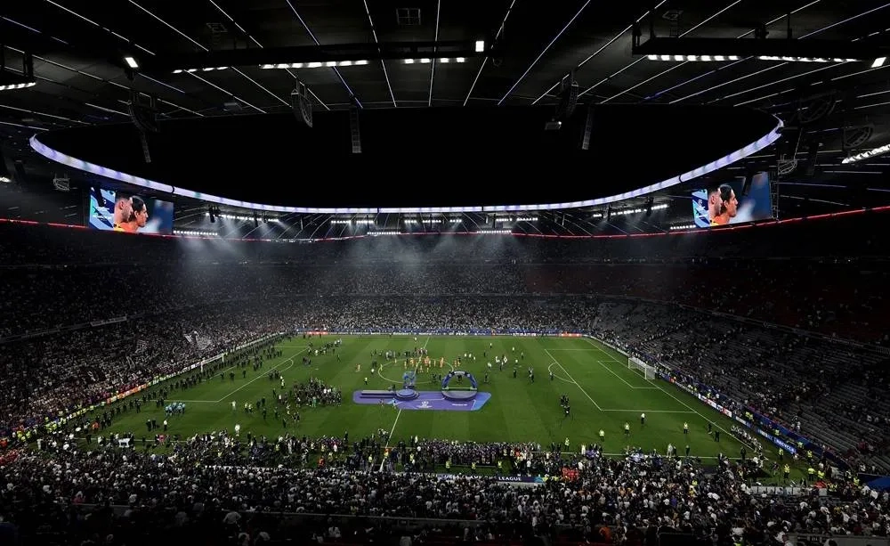 PSG Fans Invade Pitch for Souvenirs after Champions League Triumph