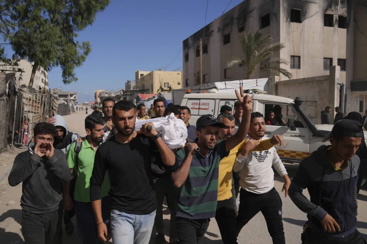 «من أجل قطعة خبز»... مقتل أب لـ6 بنات أثناء توزيع مساعدات في غزة