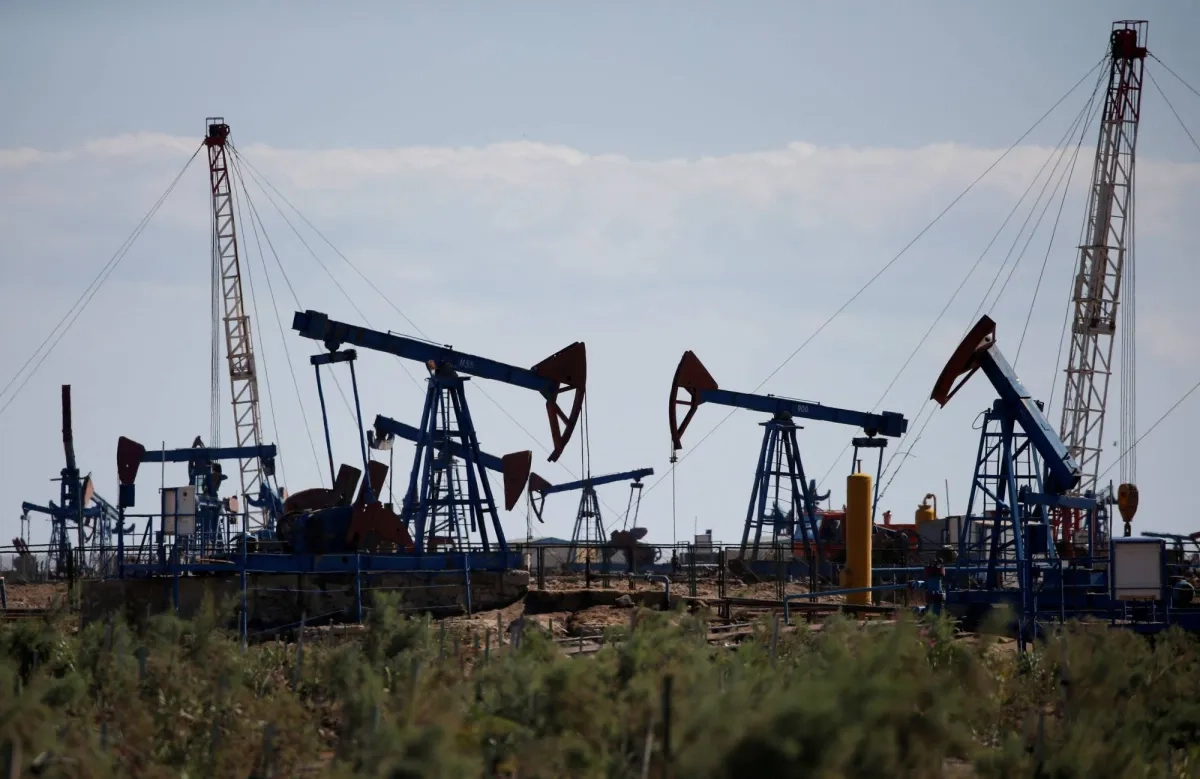 Oil Inches Up on Supply Concerns and Weaker Dollar