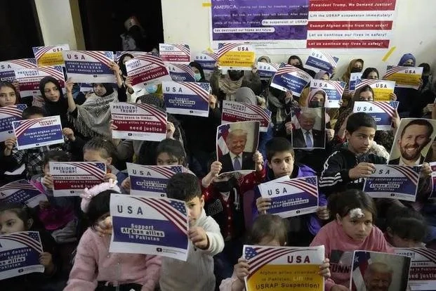 إعلان إدارة ترمب عن حظر السفر يحطم آمال العديد من الأفغان