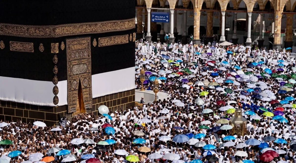 الحجاج يؤدون طواف الإفاضة... ويستكملون مناسكهم في مِنى
