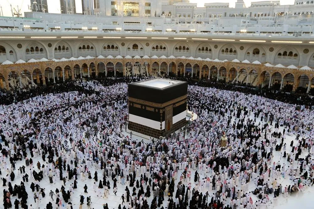 Saudi Interior Ministry Arrests 17 for Transporting Individuals Without Hajj Permits