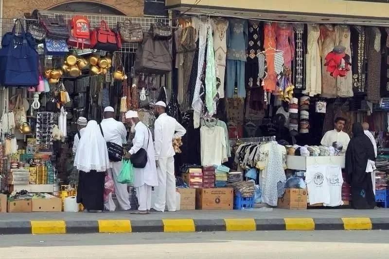 أسواق مكة تفتح أبوابها وتعرض مقتنياتها مع قرب وداع الحجاج