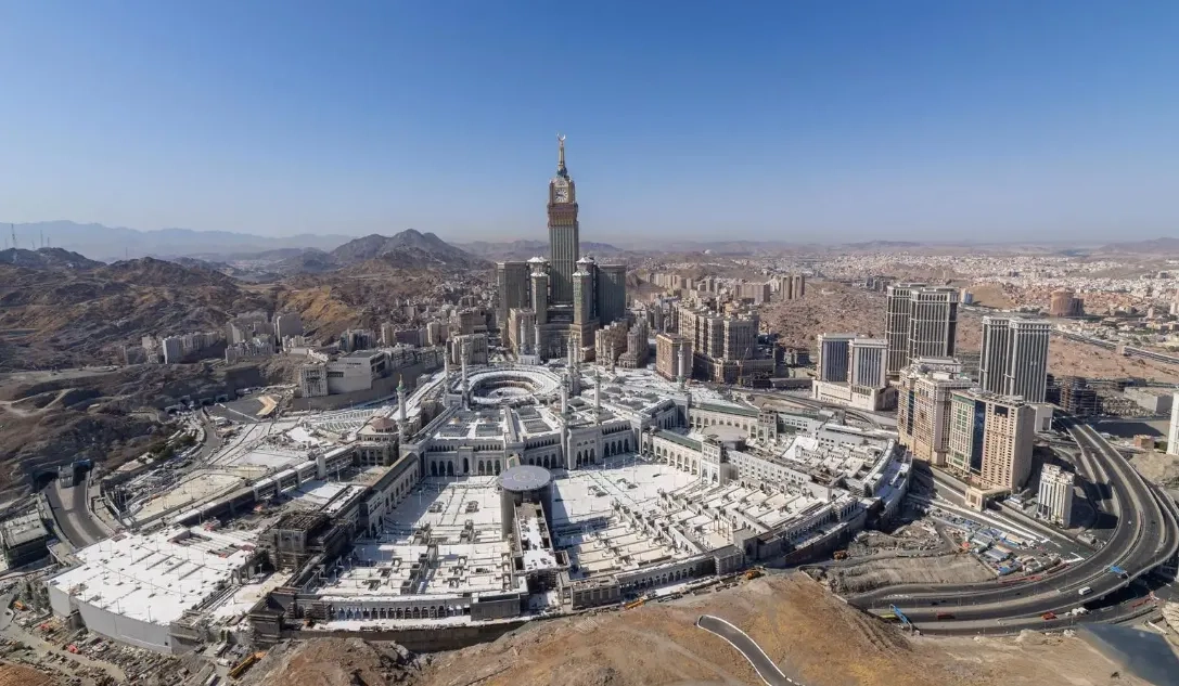Pilgrims Cast Stones at Jamarat on Second Day of Tashreeq
