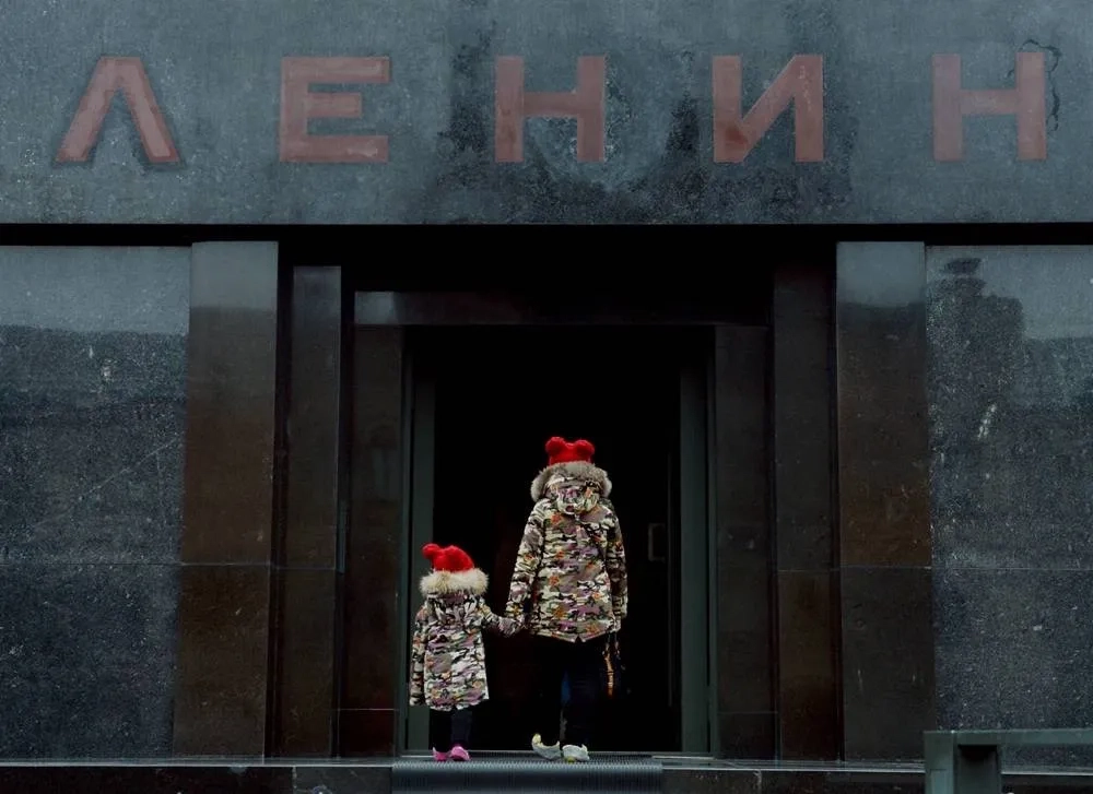 Goodbye Lenin? Russians Flock to See Bolshevik Leader's Tomb Before It Closes for Repairs