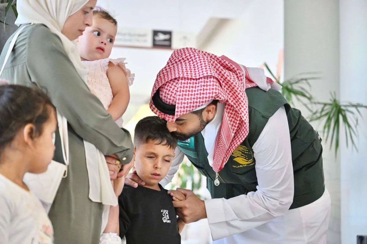السعودية تعالج طفلاً فلسطينياً أفقدته مخلّفات الاحتلال بصره